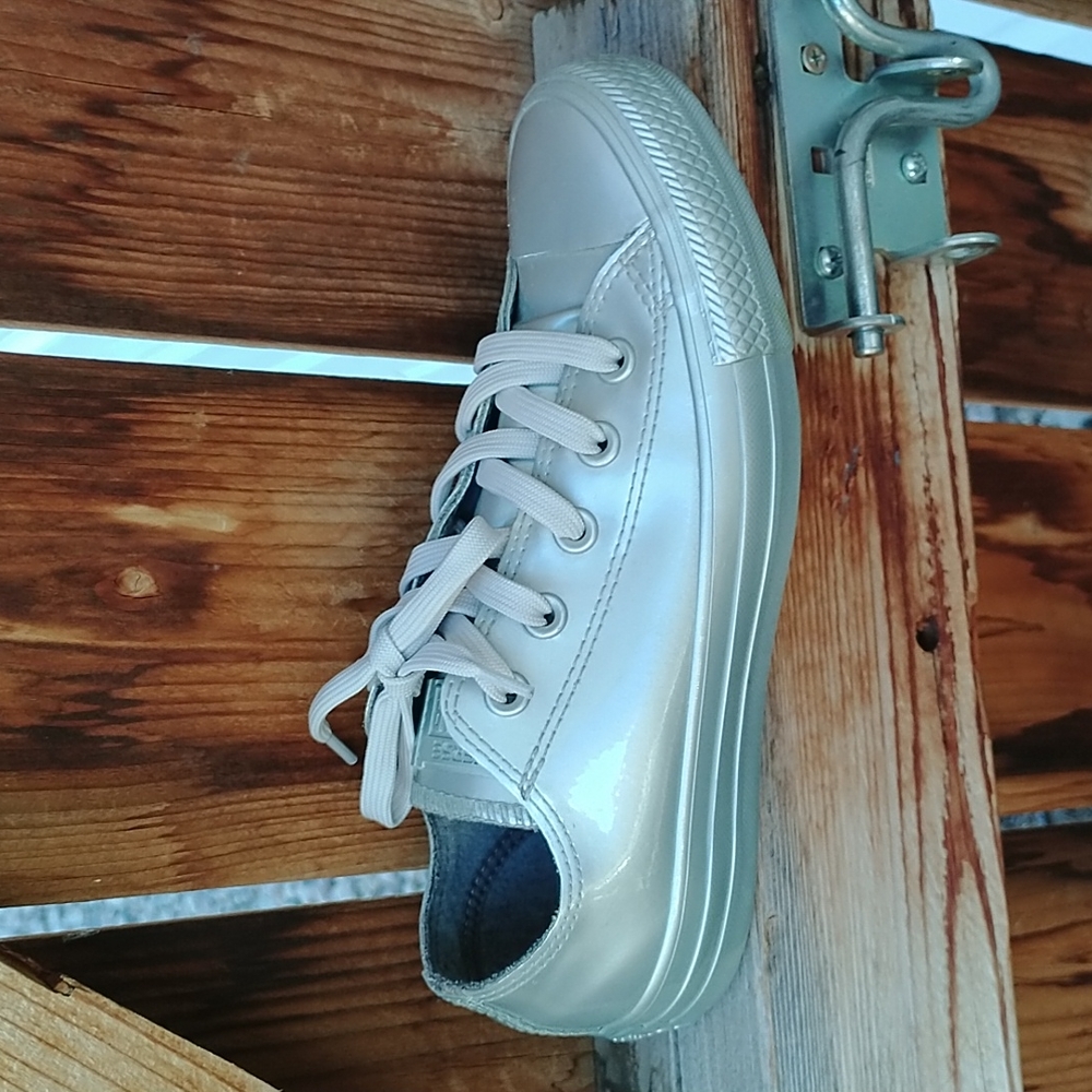 Converse silver faux leather low top lace up sneakers women's sz 6